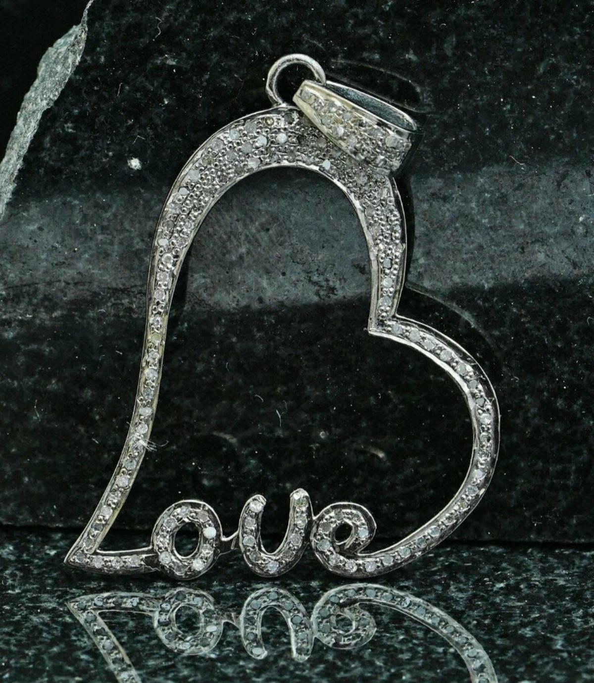 Pendentif Love Heart en diamant pavé naturel en argent 925 Bijoux en diamant faits à la main.

Métal de base
Argent sterling, 925 pièces pour 1000
Métal
Argenterie sterling
Forme de la pierre principale
Ronde
Forme du pendentif
Le