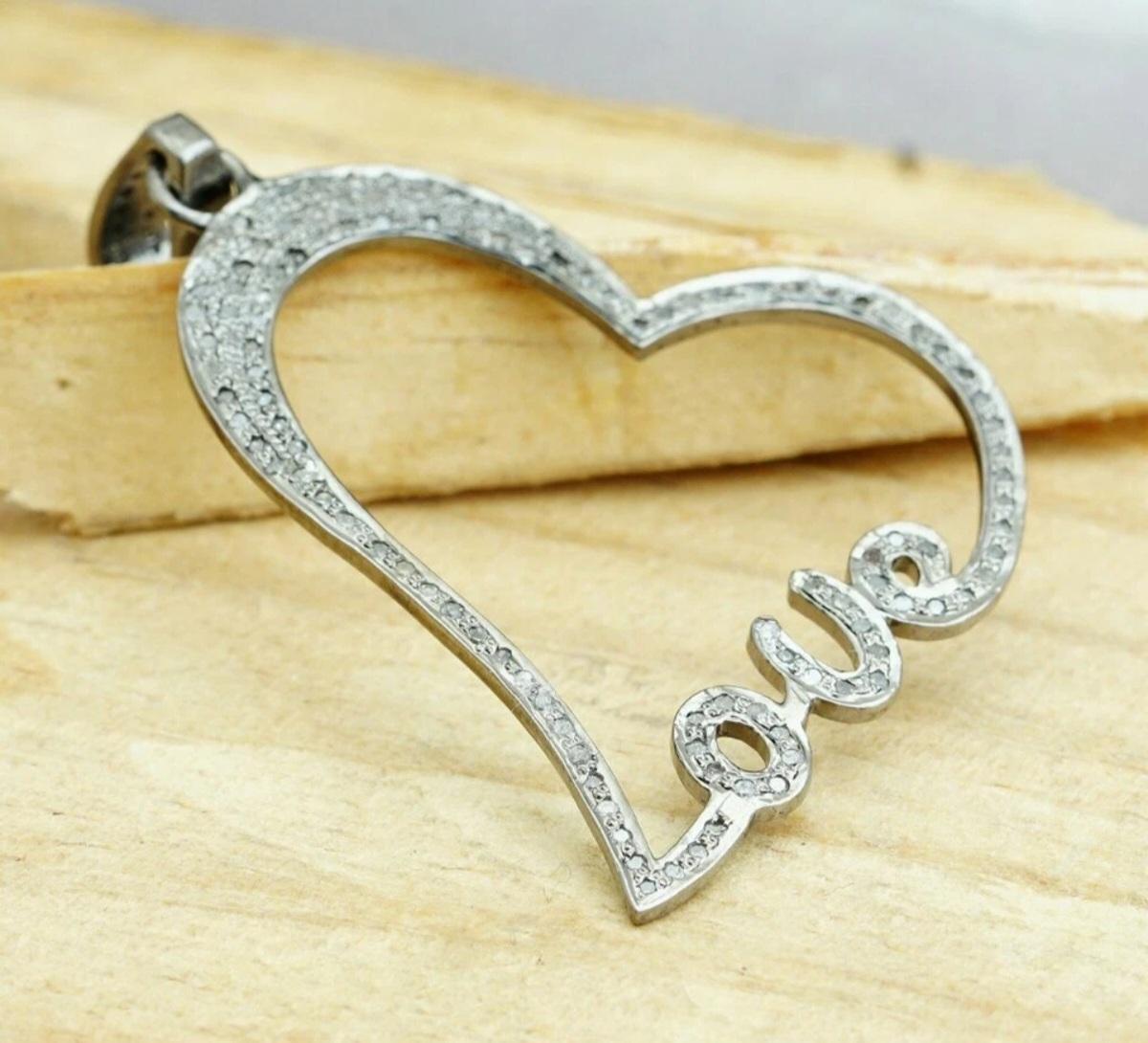 Taille ronde Pendentif Love Heart en diamant pavé naturel en argent 925 Bijoux en diamant faits à la main. en vente