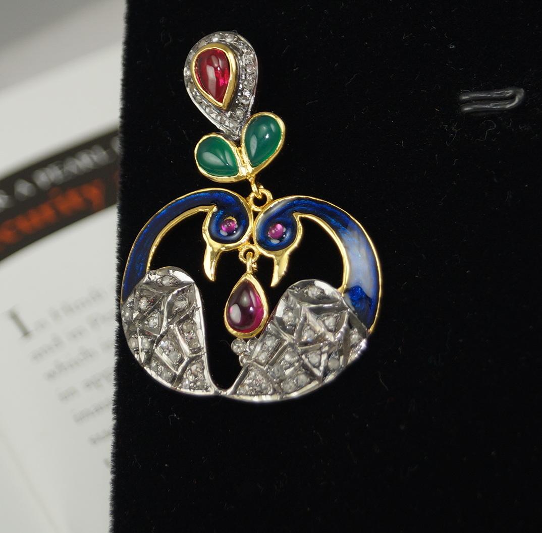 Die Brillanz der farbigen Steine macht diese Ohrringe perfekt für den Party-Look. Die Pave-Diamanten ergänzen das antike Finish des oxidierten Sterlingsilbers. Dies ist ein perfektes Paar einzigartiger Diamant-Ohrringe aus Sterlingsilber. Die