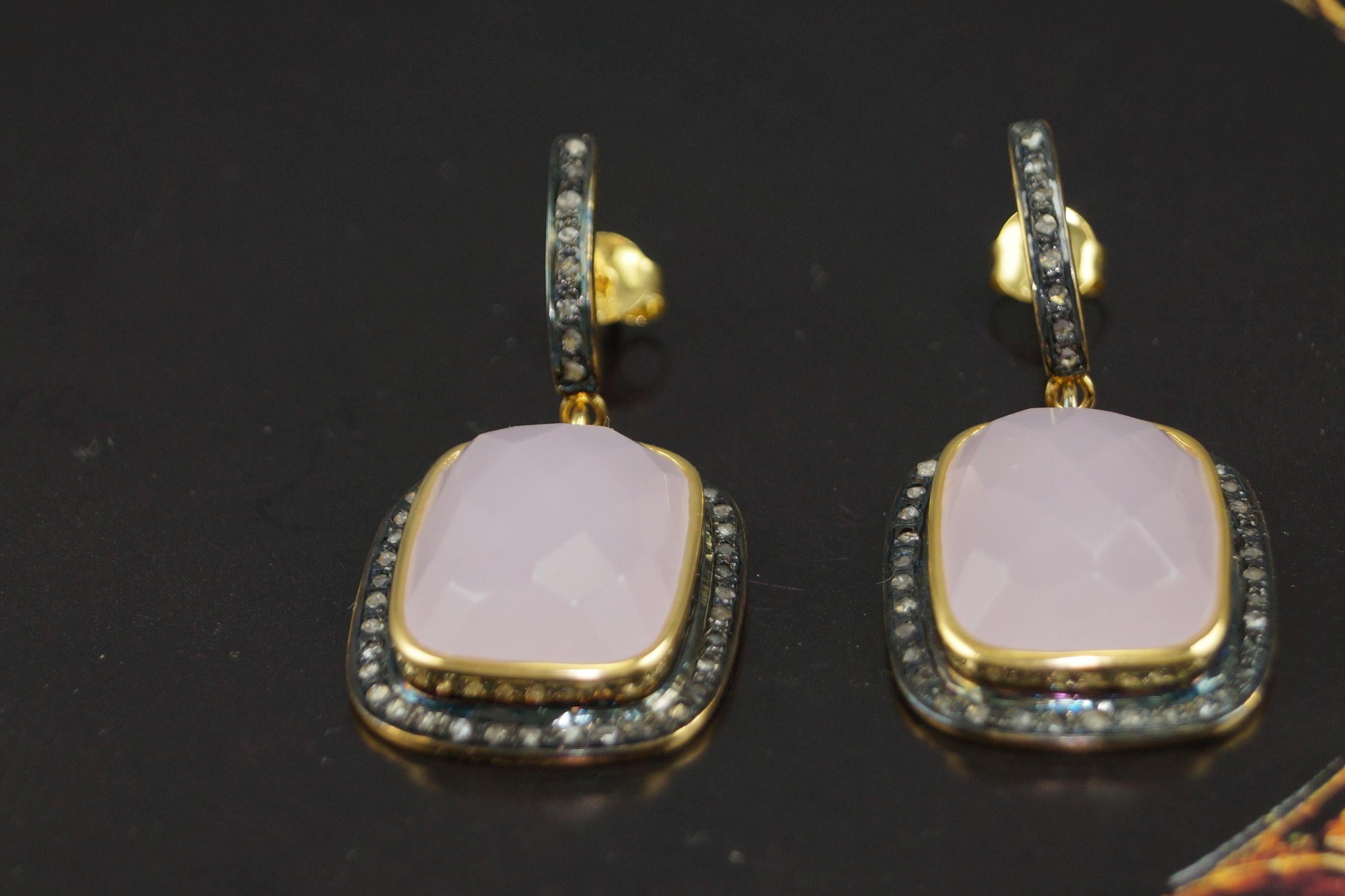 Ohrringe aus Sterlingsilber mit natürlichen Pavé-Diamanten und rosa-rosa Quarz (Rundschliff) im Angebot