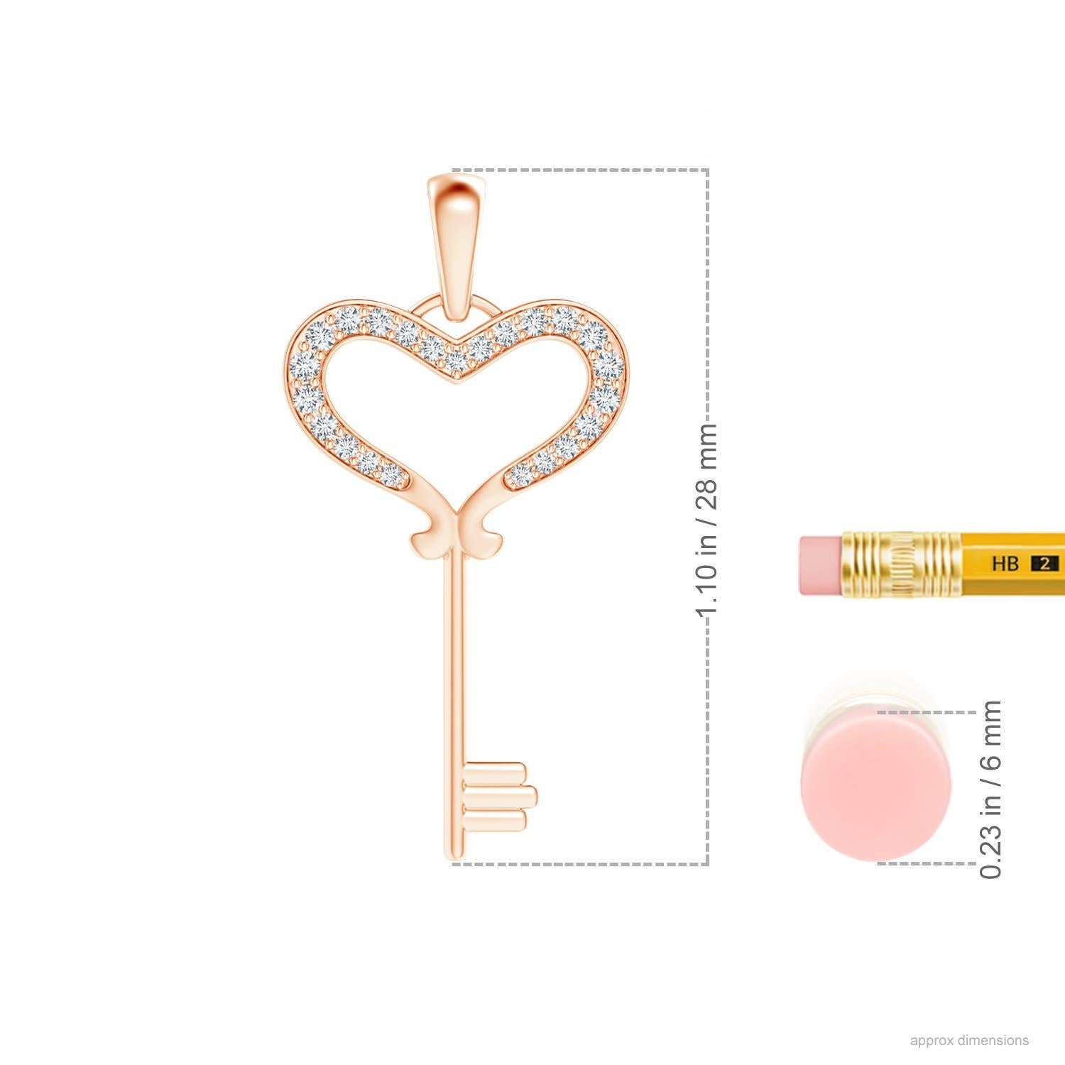 Este adorable colgante llave corazón está diseñado con un toque romántico. Los diamantes, incrustados en el corazón abierto, deslumbran en un intrincado engaste de pave. Bellamente elaborado en oro rosa de 14 quilates, este colgante de llave de