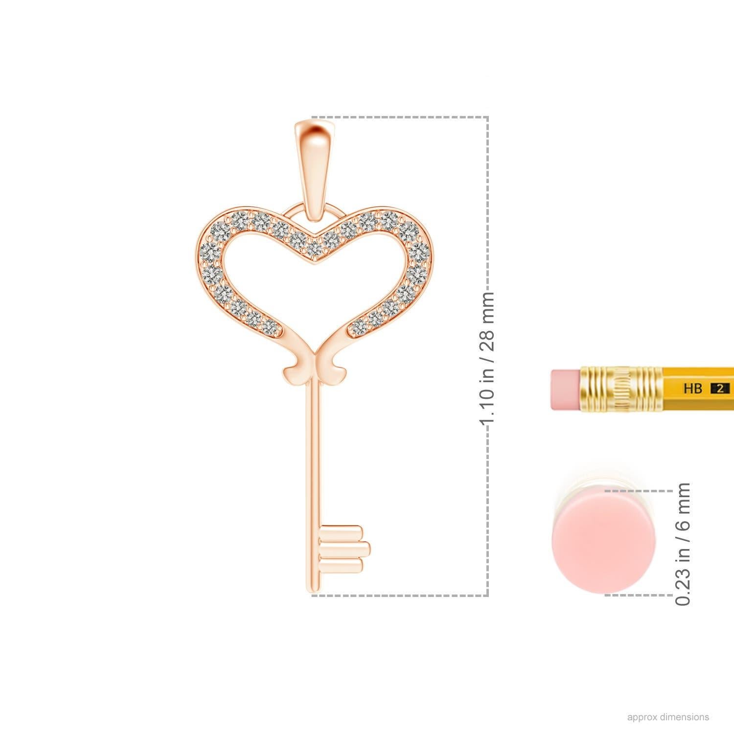 Este adorable colgante llave corazón está diseñado con un toque romántico. Los diamantes, incrustados en el corazón abierto, deslumbran en un intrincado engaste de pave. Bellamente elaborado en oro rosa de 14 quilates, este colgante de llave de