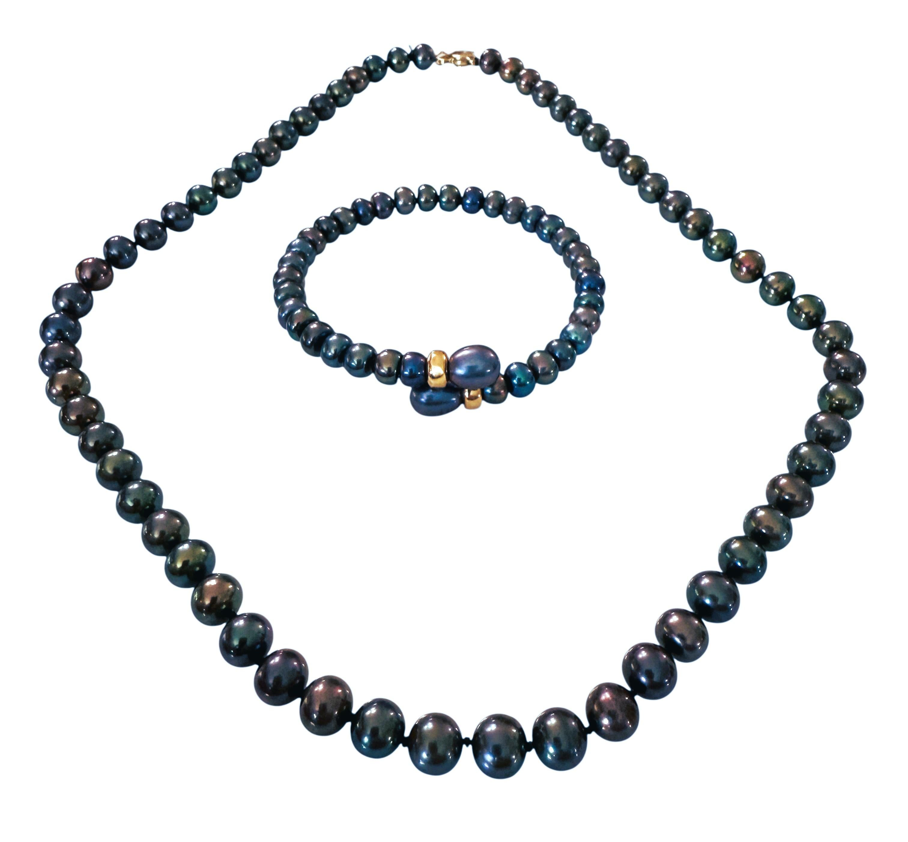 What a beautiful and elegant bracelet.  You can dress it up or down.  It is a single strand of natural colorful Tahitian Peacock pearls.  Peacock Pearls are known for many hues of colors.  The necklace has variations of blue, burgundy, purple and