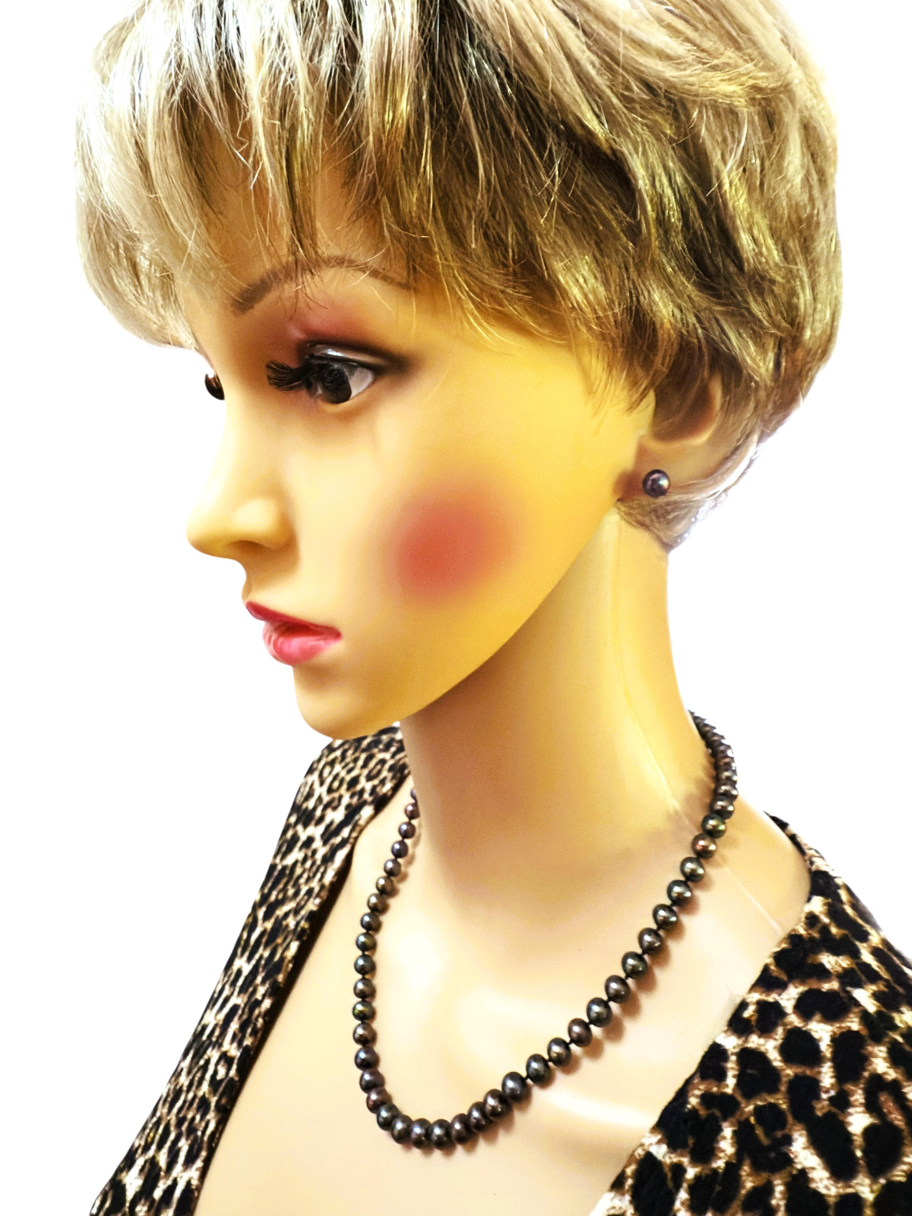 Collana di perle Nature Peacock a filo singolo con chiusura a cuore in oro giallo 14k in vendita 6