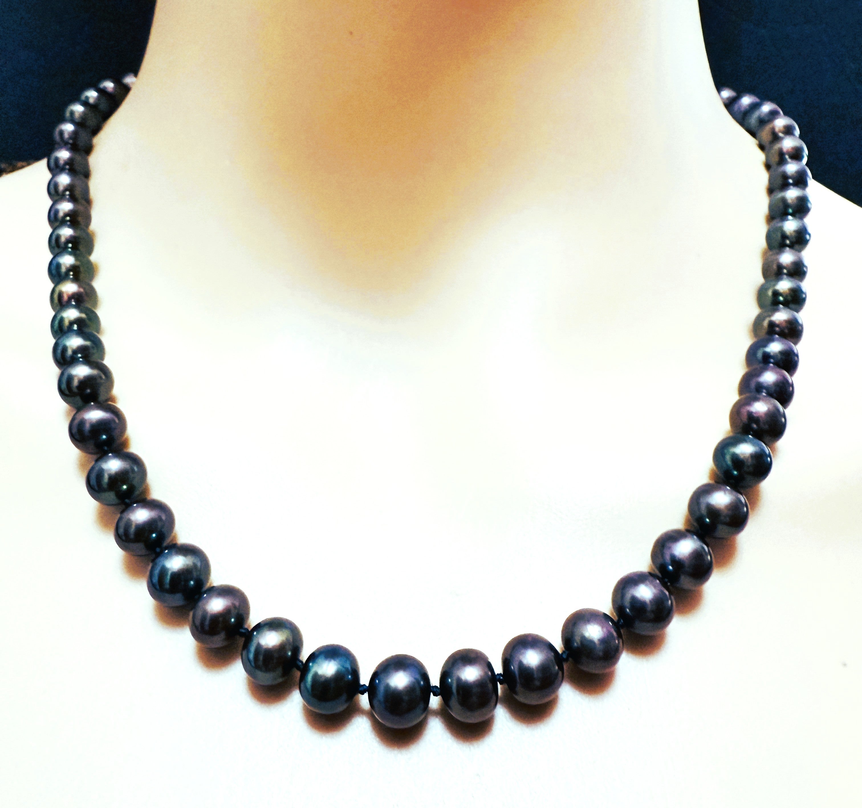 Collana di perle Nature Peacock a filo singolo con chiusura a cuore in oro giallo 14k in vendita