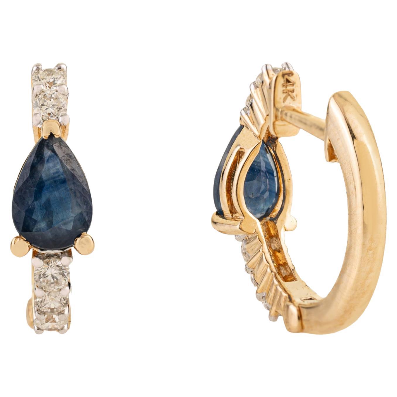 Boucles d
oreilles Huggie en or jaune 18K avec saphir bleu taille poire et diamant naturel en vente