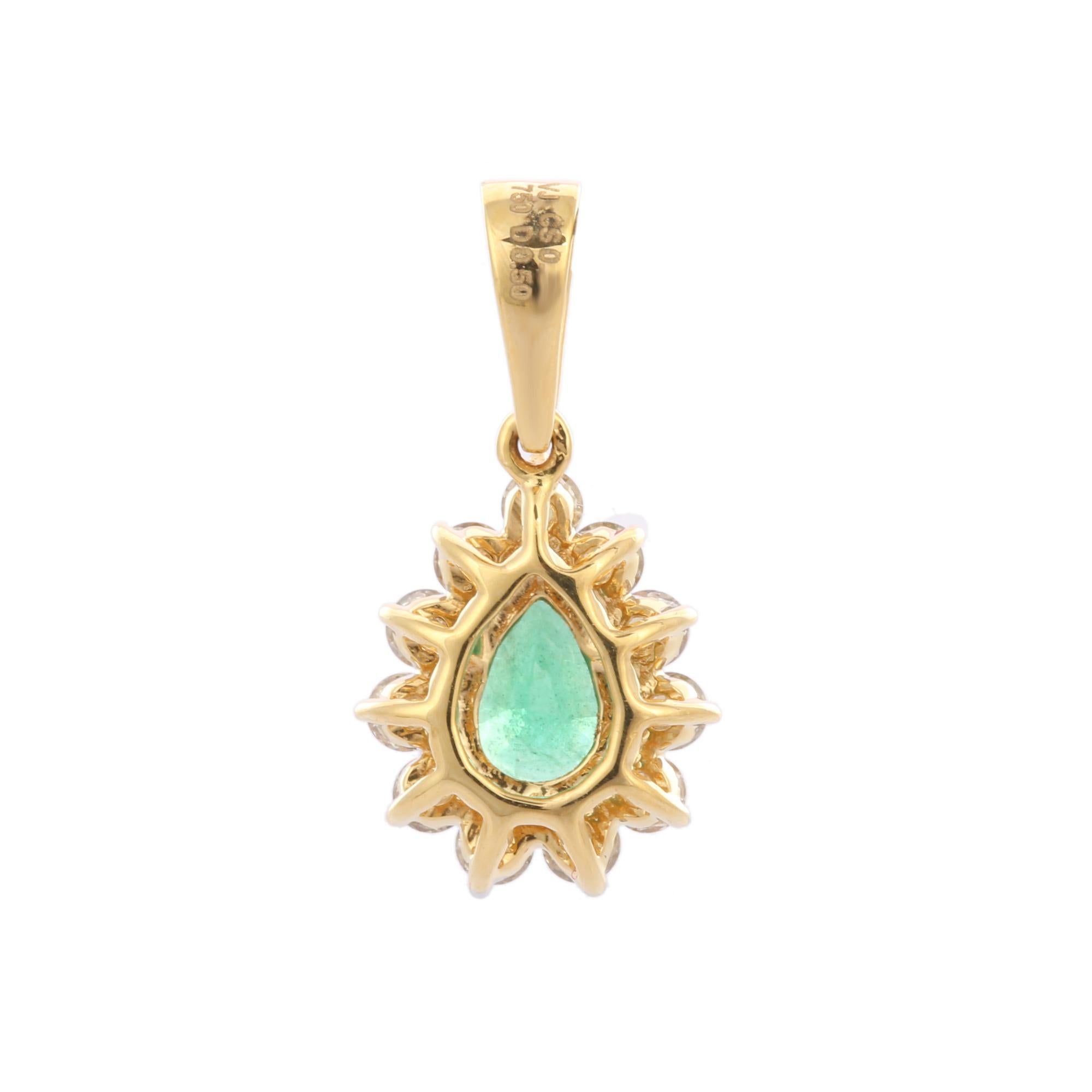 Natural Pear Cut Emerald and Diamond Pendant Necklace in 18K Yellow Gold In New Condition For Sale In Houston, TX