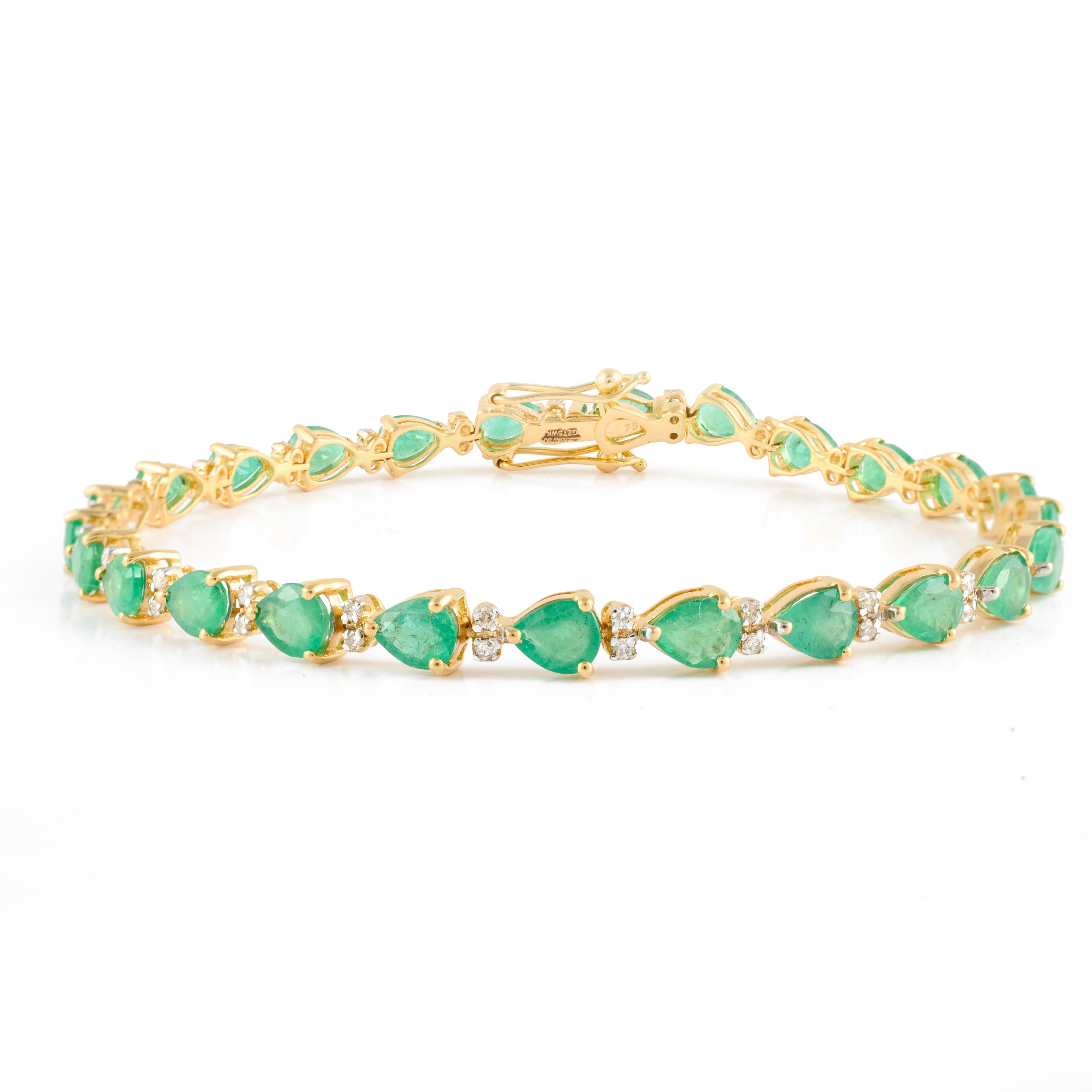 Natural Pear Cut Emerald Diamond Bracelet Made in 18k Solid Yellow Gold In New Condition For Sale In Houston, TX