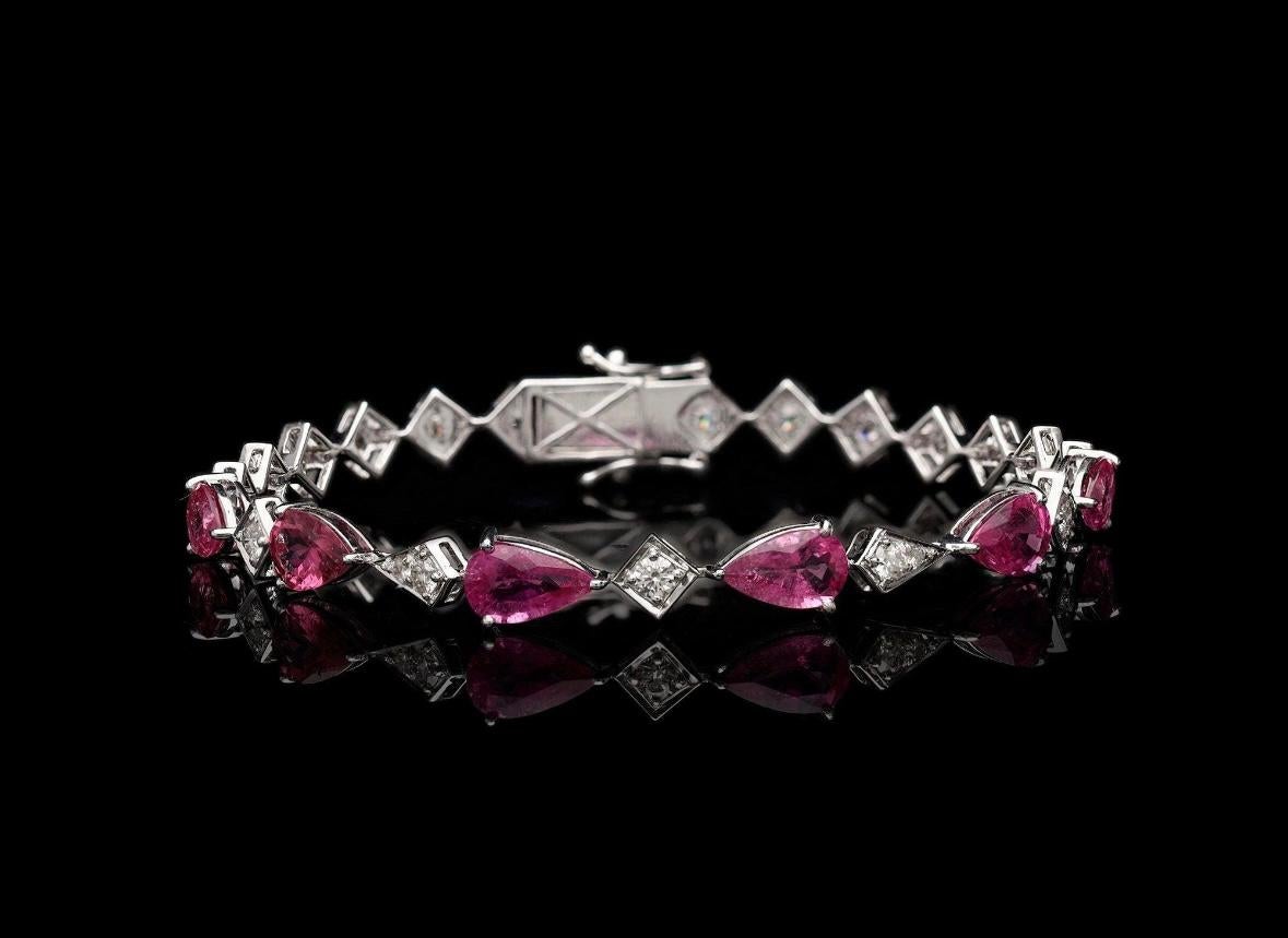  Piedra : Turmalina

 Peso de la gema: 4,97 quilates.

 Tamaño de la piedra : Mezcla 

 Forma de la Piedra : Corte Pera

 Tipo de piedra preciosa : Natural



DETALLES DEL DIAMANTE :

 Peso del diamante : 1.58 Cts.

 Forma del diamante : Corte
