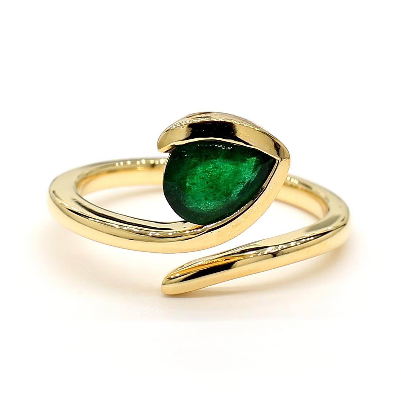 Contemporaneo Natural Pear Emerald 0.91 Carat TW Yellow Gold Cocktail Ring in vendita