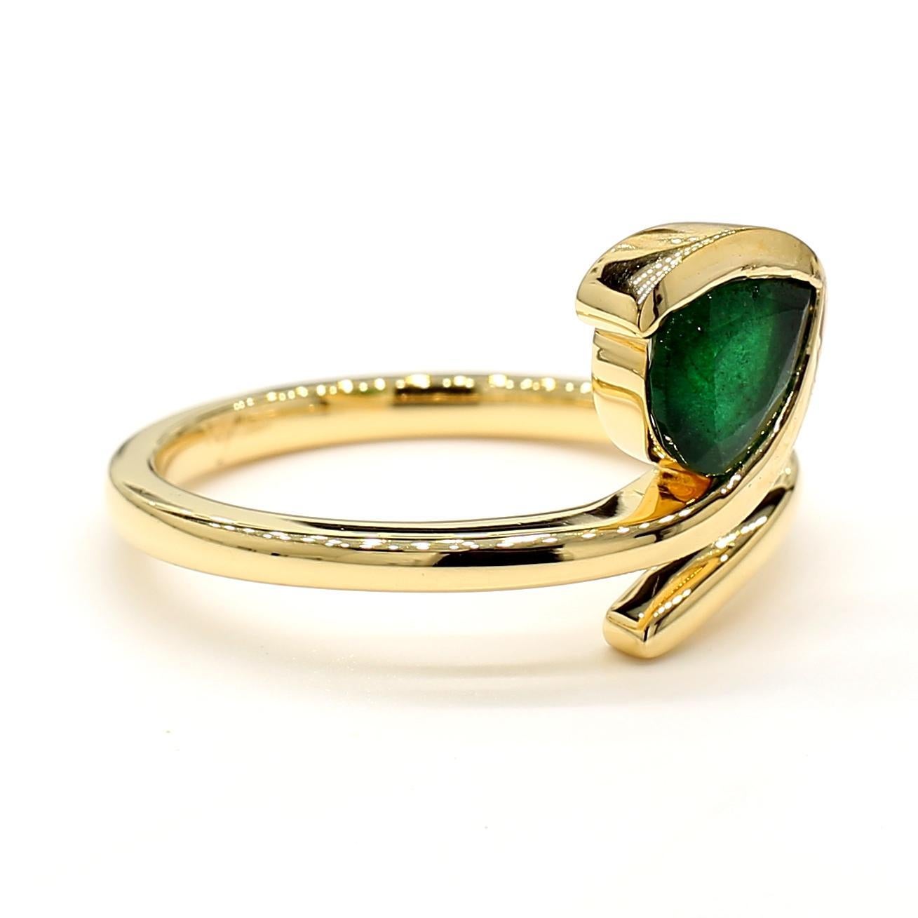 Taglio a goccia Natural Pear Emerald 0.91 Carat TW Yellow Gold Cocktail Ring in vendita