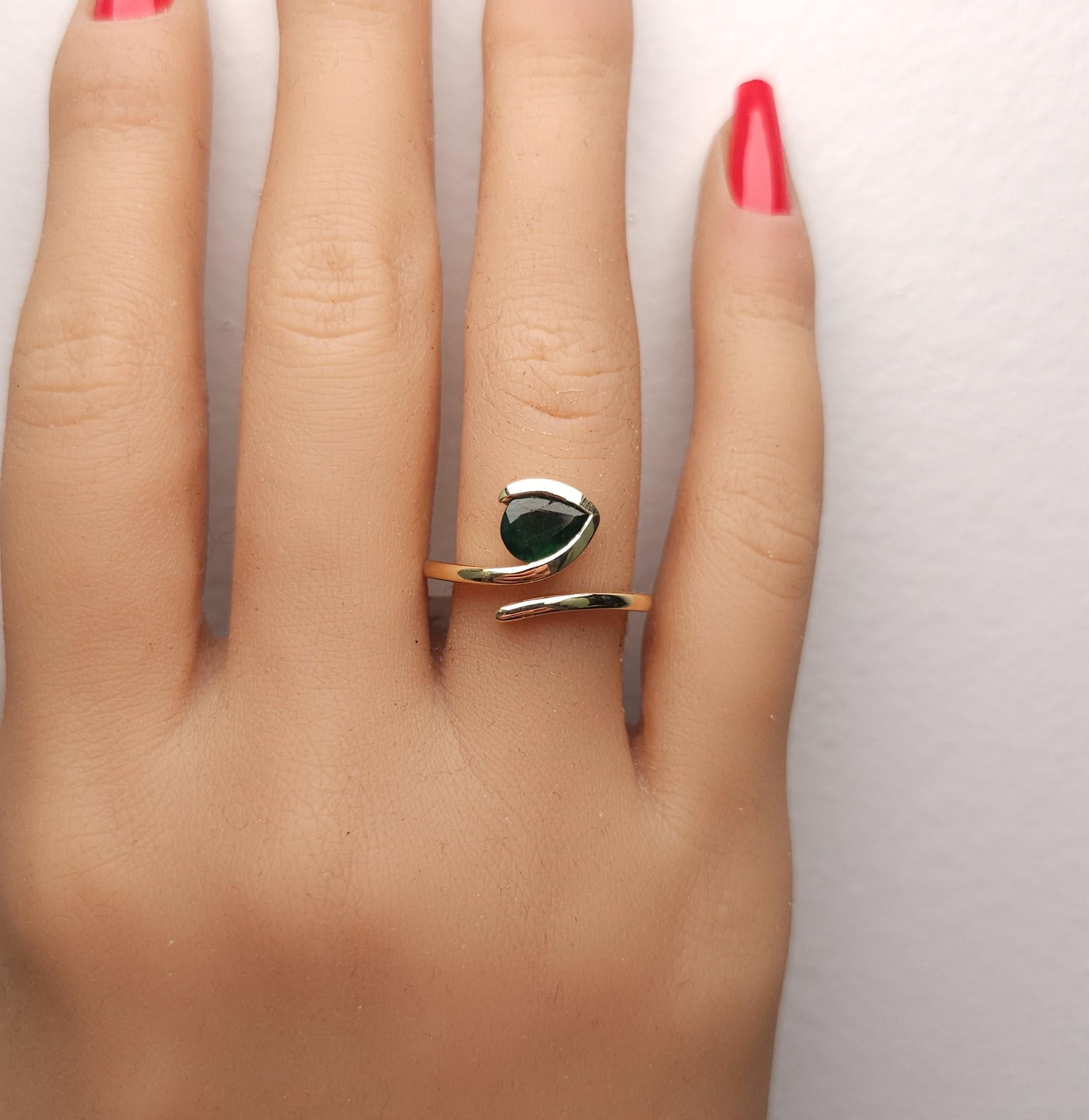 Natural Pear Emerald 0.91 Carat TW Yellow Gold Cocktail Ring In condizioni Nuovo in vendita a New York, NY
