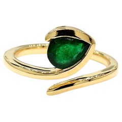 Natural Pear Emerald 0.91 Carat TW Yellow Gold Cocktail Ring