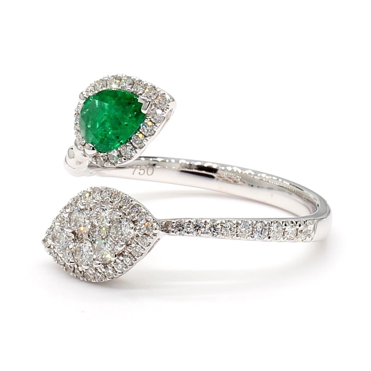 Der schöne Smaragdring von RareGemWorld. Montiert in einer schönen Fassung aus 18 Karat Weißgold mit einem natürlichen Smaragd im Birnenschliff. Der Smaragd ist von natürlichen, runden weißen Diamanten umgeben. Dieser Ring wird Sie garantiert