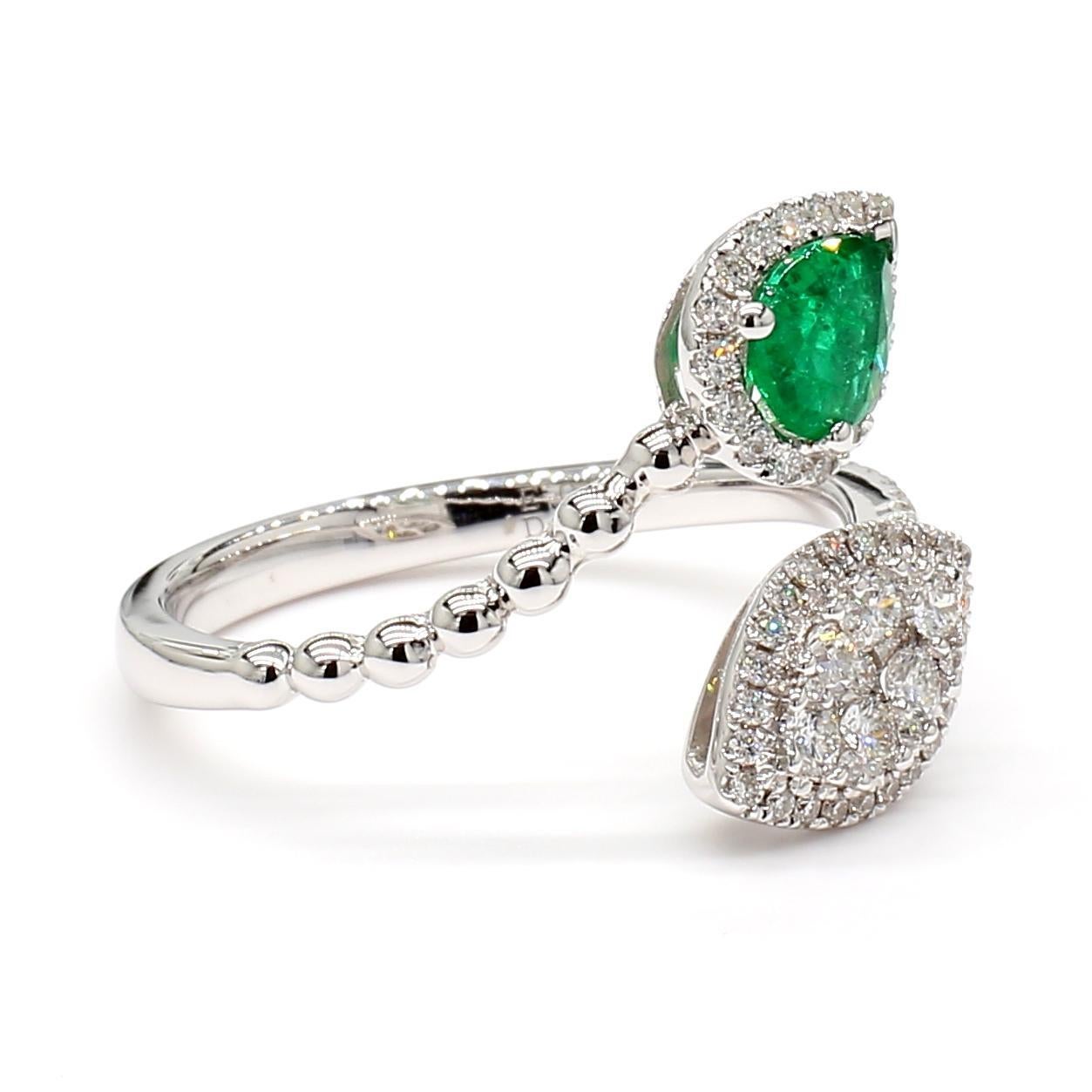 Cocktailring aus Weißgold mit natürlichem birnenförmigem Smaragd und weißem Diamant 0,77 Karat TW (Tropfenschliff) im Angebot