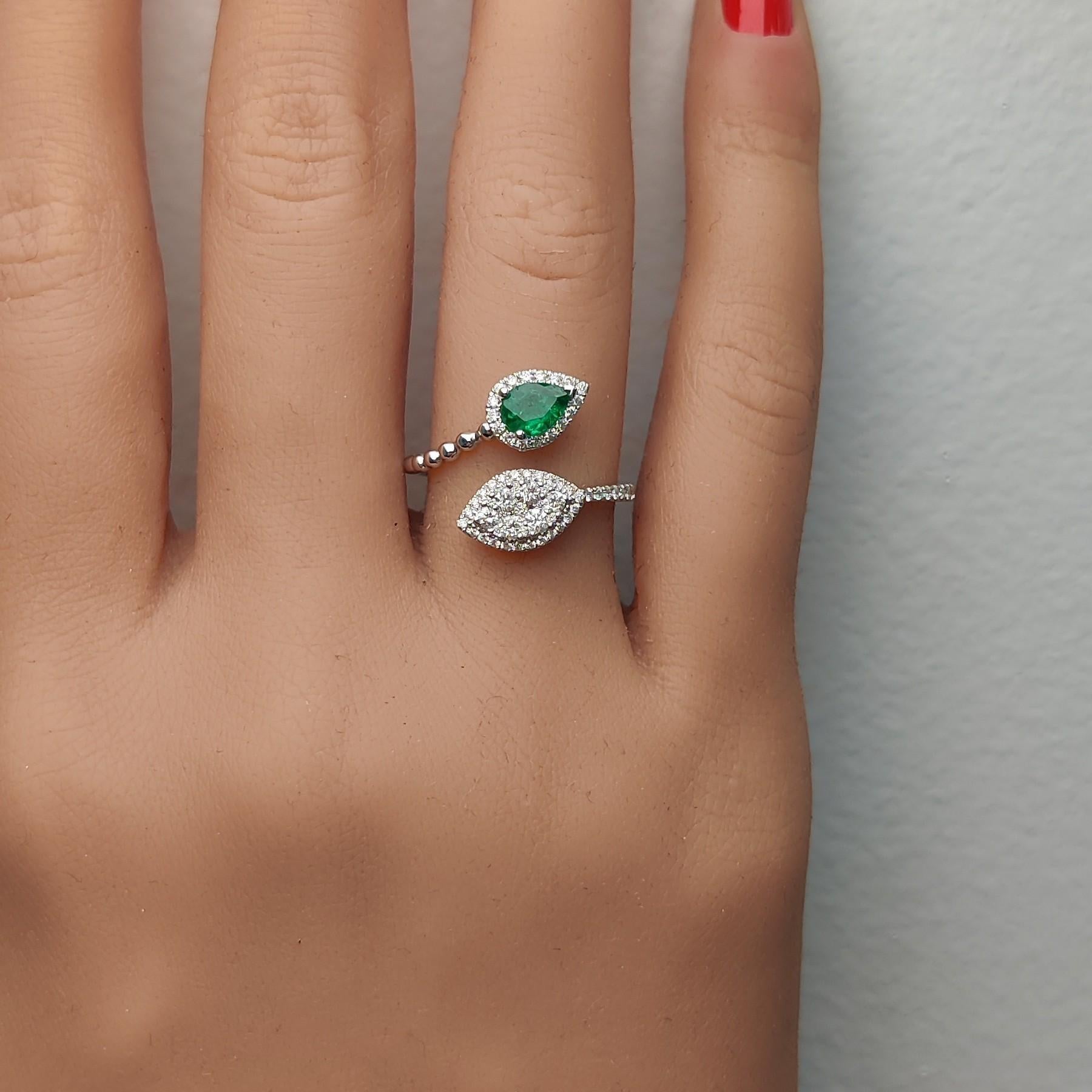 Cocktailring aus Weißgold mit natürlichem birnenförmigem Smaragd und weißem Diamant 0,77 Karat TW im Zustand „Neu“ im Angebot in New York, NY