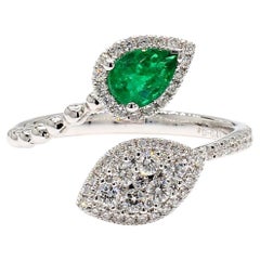 Cocktailring aus Weißgold mit natürlichem birnenförmigem Smaragd und weißem Diamant 0,77 Karat TW