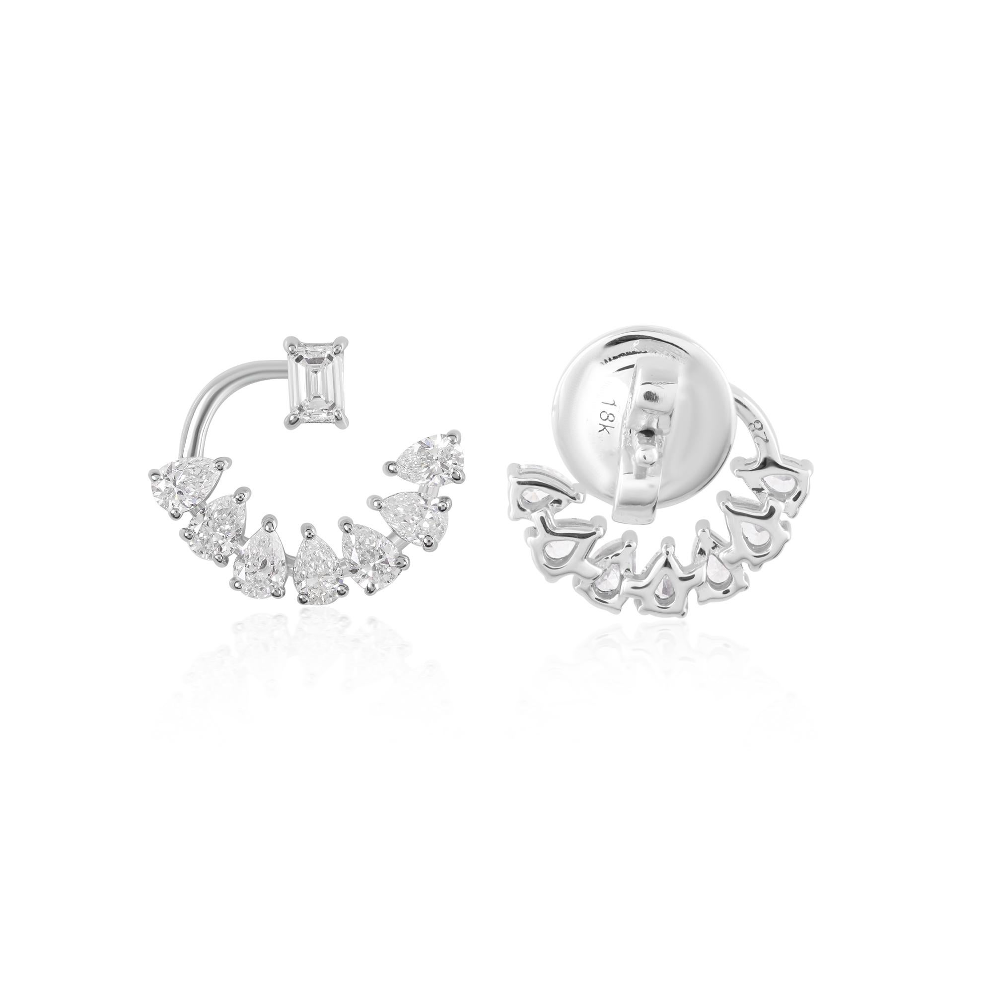 Sertie dans de l'or blanc 18 carats lustré, la monture sert de complément parfait aux diamants éblouissants, dont elle rehausse l'éclat et l'allure. La simplicité du design permet aux diamants d'occuper le devant de la scène, capturant et reflétant