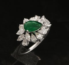 Anello con smeraldo a forma di pera naturale, diamanti a grappolo e castone a corona, 2,00 ct in totale, oro bianco