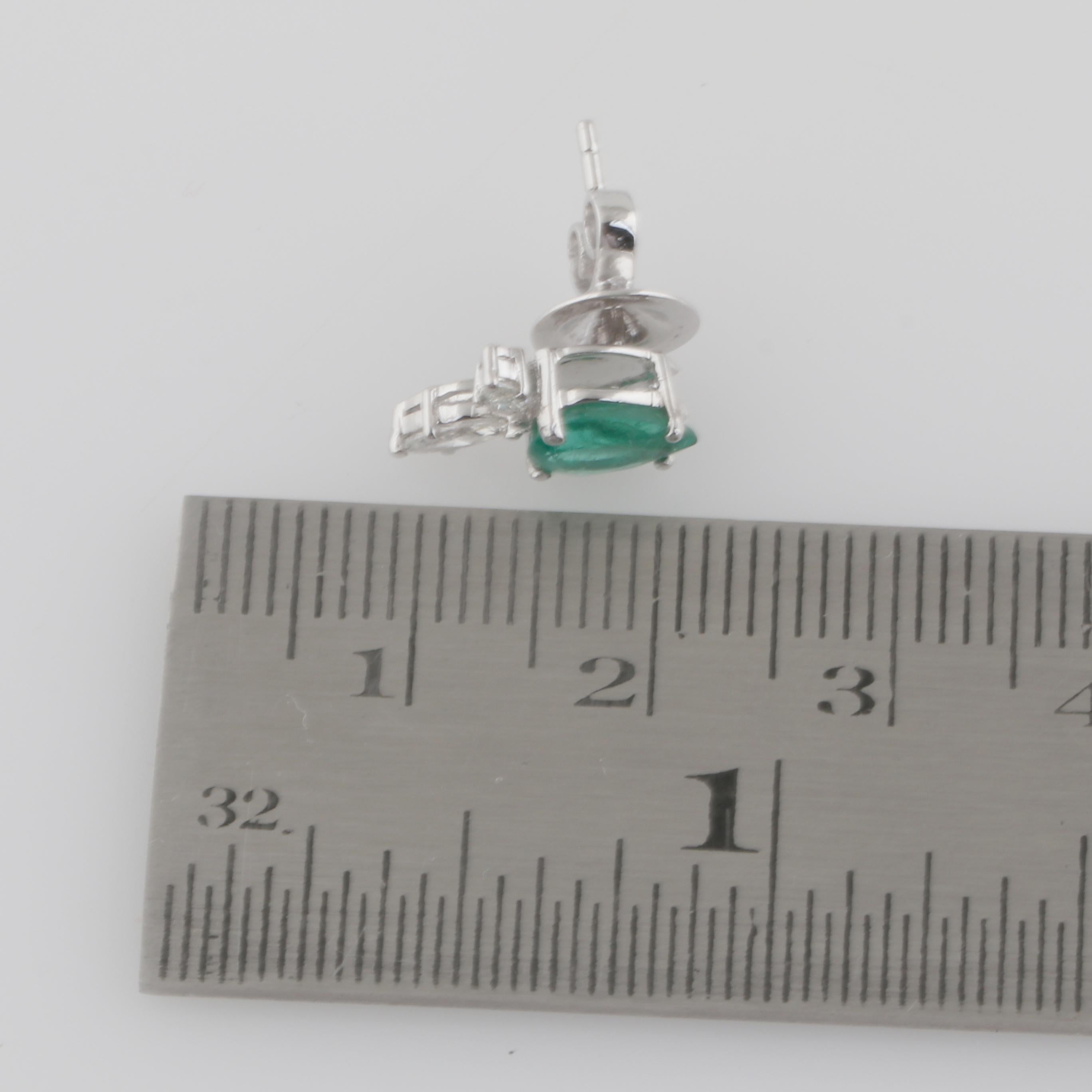 Orecchini a pera naturale con diamante e smeraldo in oro bianco 14 carati Gioielli fatti a mano In condizioni Nuovo in vendita a Diera, Dubai