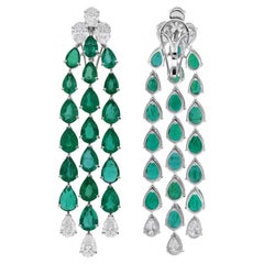 Orecchini Chandelier con gemma di smeraldo pera naturale e diamante in oro bianco 14 carati