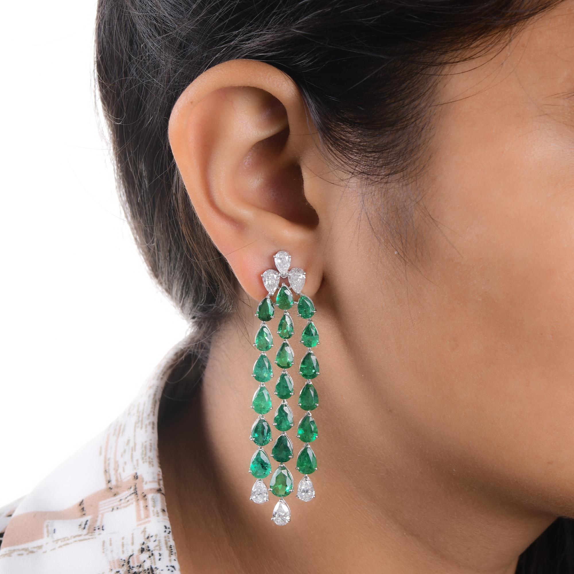 Moderne Boucles d'oreilles chandelier poire émeraude naturelle diamant or blanc 18 carats en vente