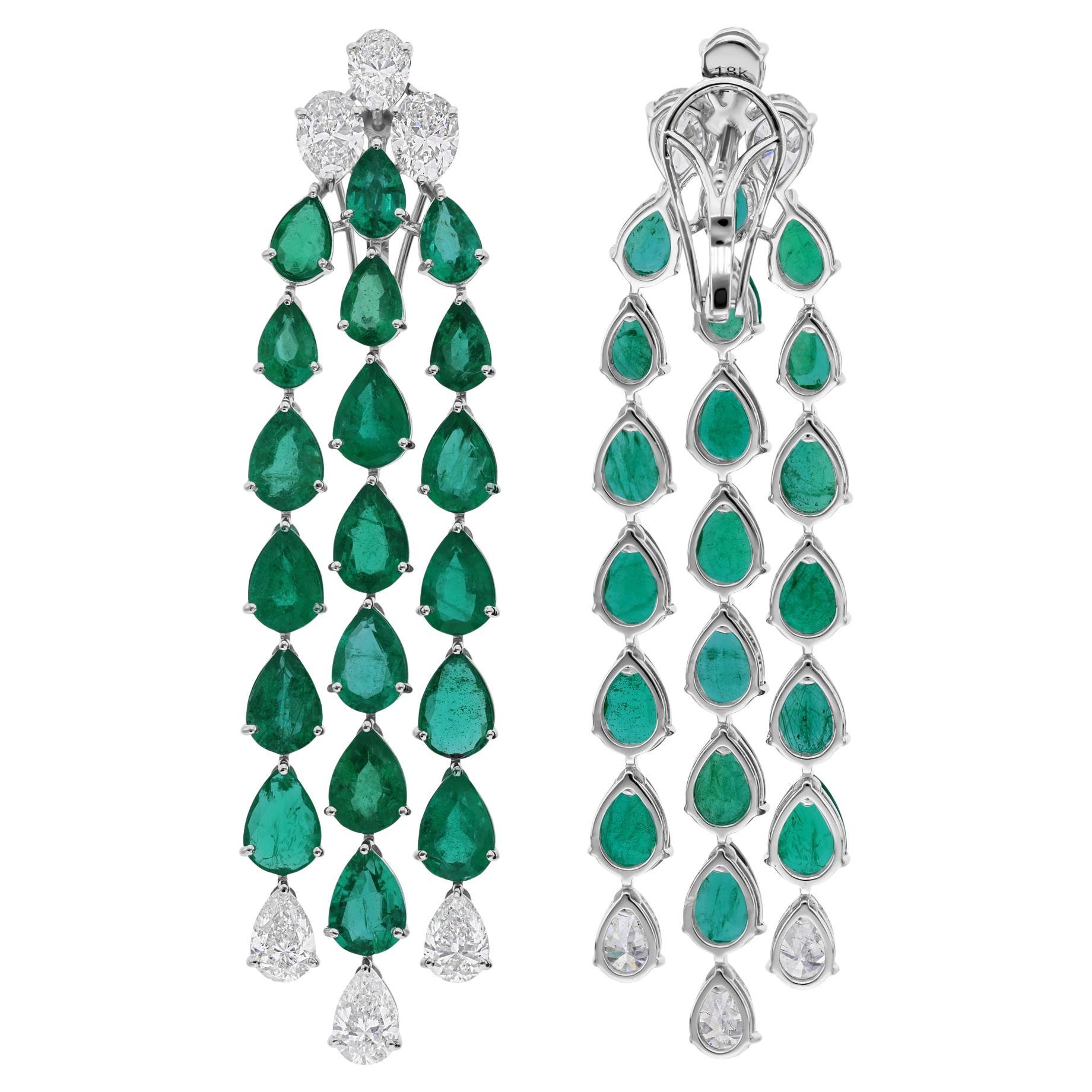 Orecchini Chandelier con gemma di smeraldo pera naturale e diamante in oro bianco 18 carati