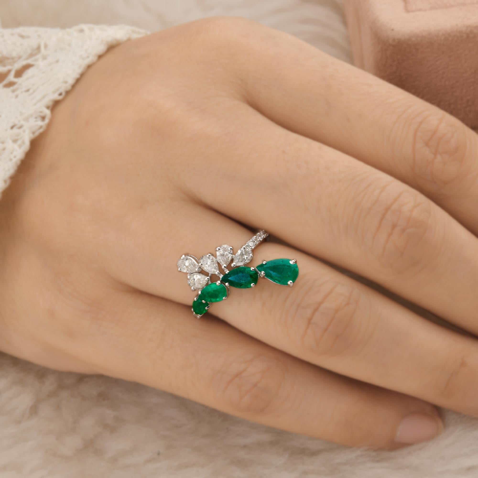 Natural Pear Emerald Gemstone Ring Diamond 18k White Gold Fine Handmade Jewelry In New Condition For Sale In Diera, Dubai