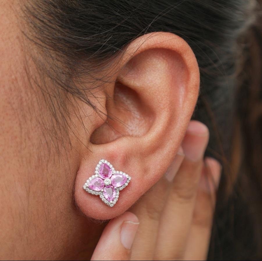 Orecchini a perno con zaffiro rosa naturale e diamante in oro 18 carati In condizioni Nuovo in vendita a jaipur, IN