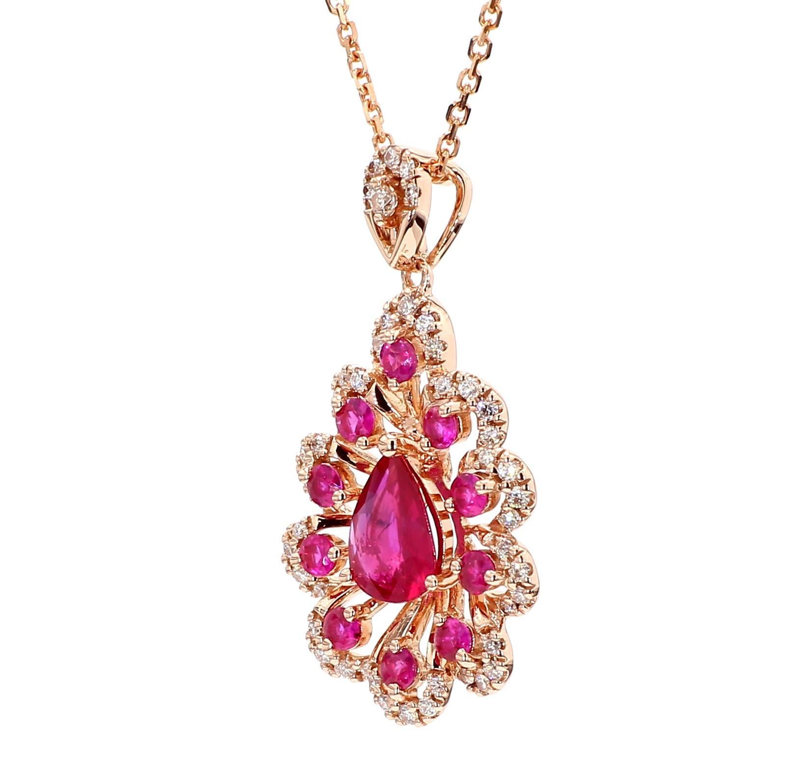 Precioso colgante de rubí de RareGemWorld. Montada en un precioso engaste de oro rosa de 14 quilates con un rubí rojo natural talla pera. El rubí está rodeado de melee de diamantes blancos naturales de talla redonda y rubíes rojos naturales de talla