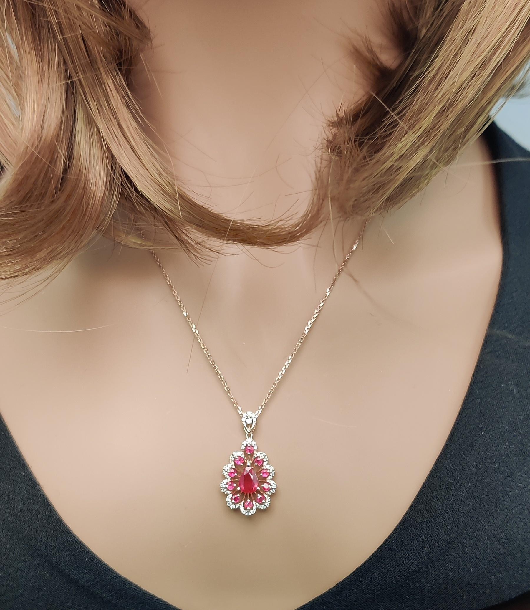 Colgante de oro en forma de gota de rubí rojo pera natural y diamante blanco de 1,36 quilates TW en Nuevo estado para la venta en New York, NY