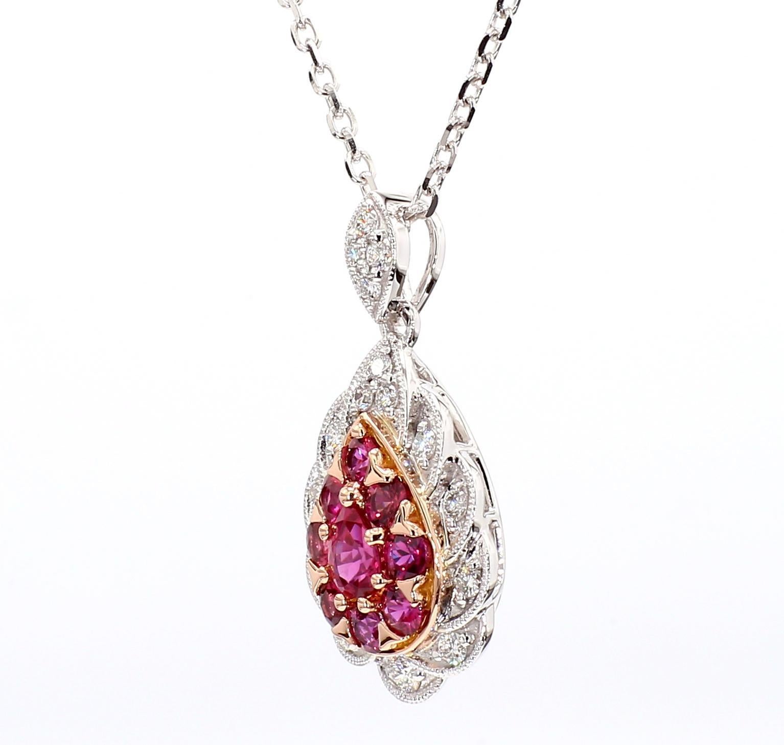 L'intrigante ciondolo di rubino di RareGemworld. Montato in una splendida montatura in oro bianco 14K con un rubino rosso naturale taglio pera e un rubino rosso naturale taglio rotondo. I rubini sono circondati da un gruppo di diamanti bianchi
