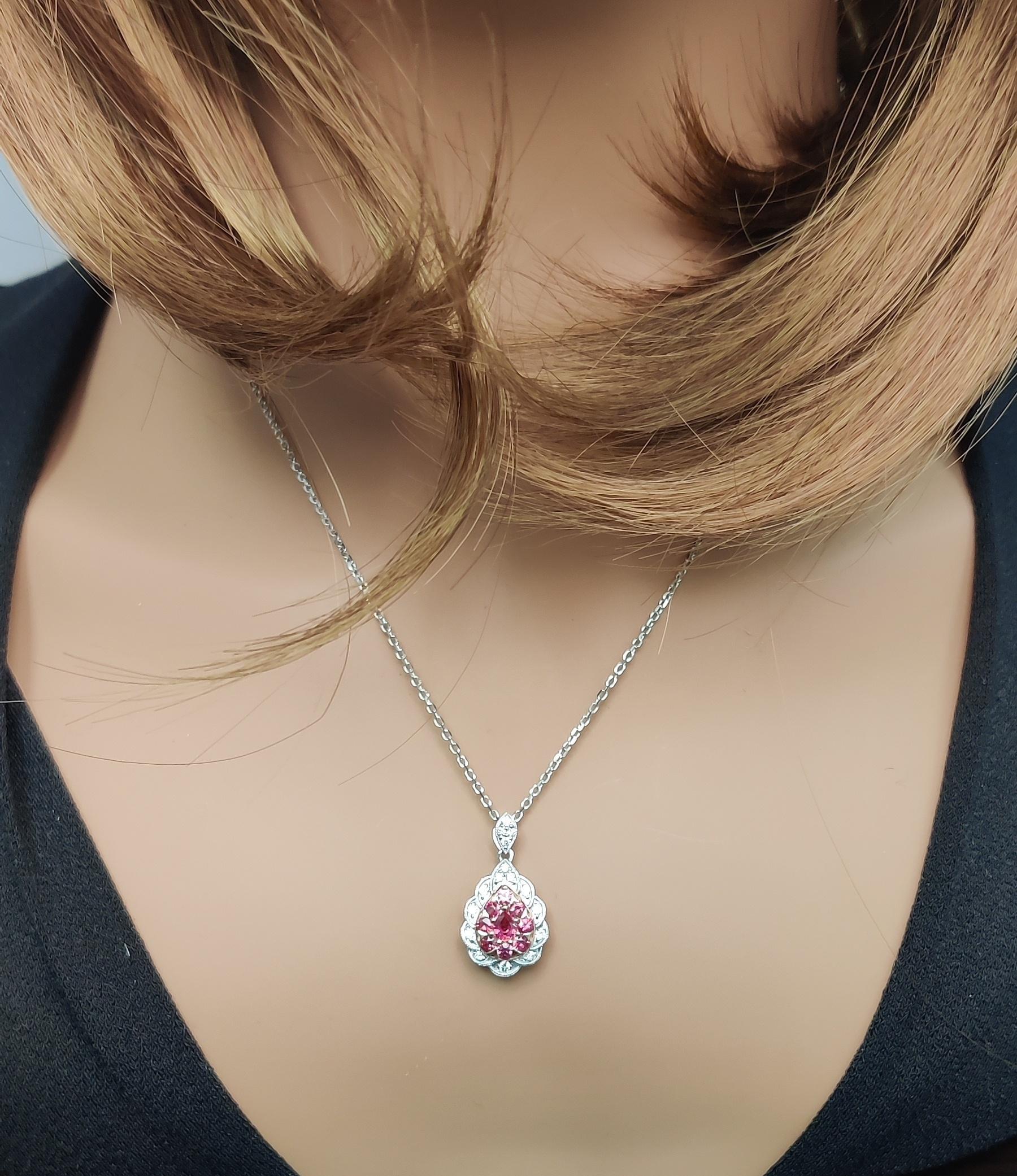 Ciondolo a goccia in oro con rubino rosso perlato naturale e diamante bianco da 91 carati TW In condizioni Nuovo in vendita a New York, NY