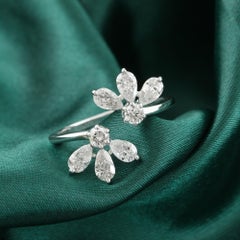 Anello aperto con fiore in diamanti rotondi e pera naturali, in oro bianco 18 carati – Gioielleria di alta gamma