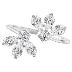 Anello aperto con fiore in diamanti rotondi e pera naturali, in oro bianco 18 carati – Gioielleria di alta gamma