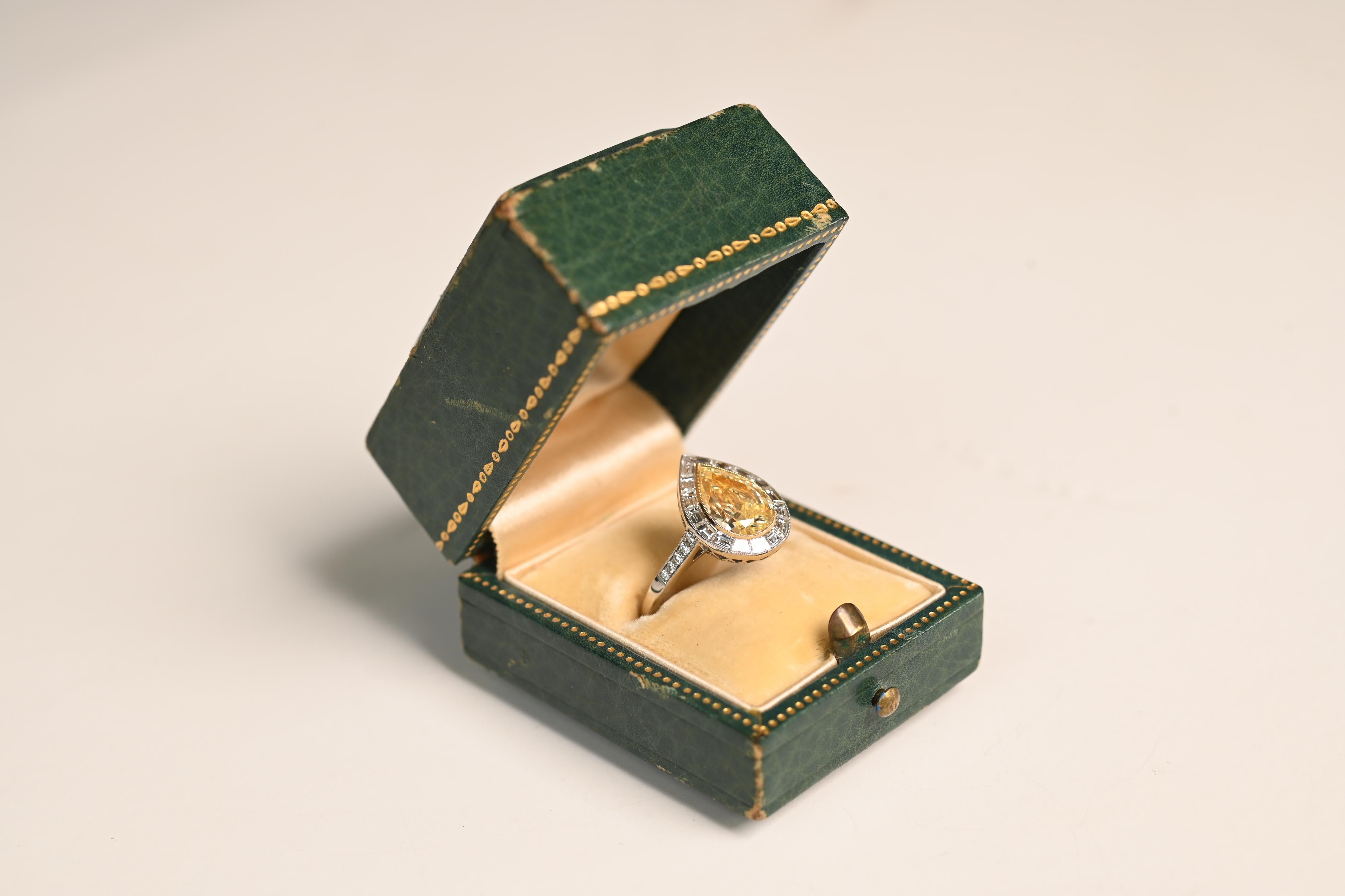 Art Déco Anello con cluster di diamanti naturali a forma di pera (GIA circa 2,6 carati), platino in vendita