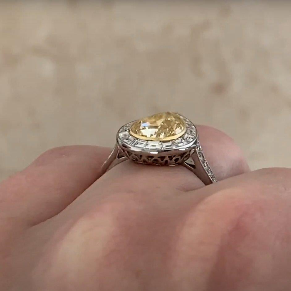 Donna Anello con cluster di diamanti naturali a forma di pera (GIA circa 2,6 carati), platino in vendita