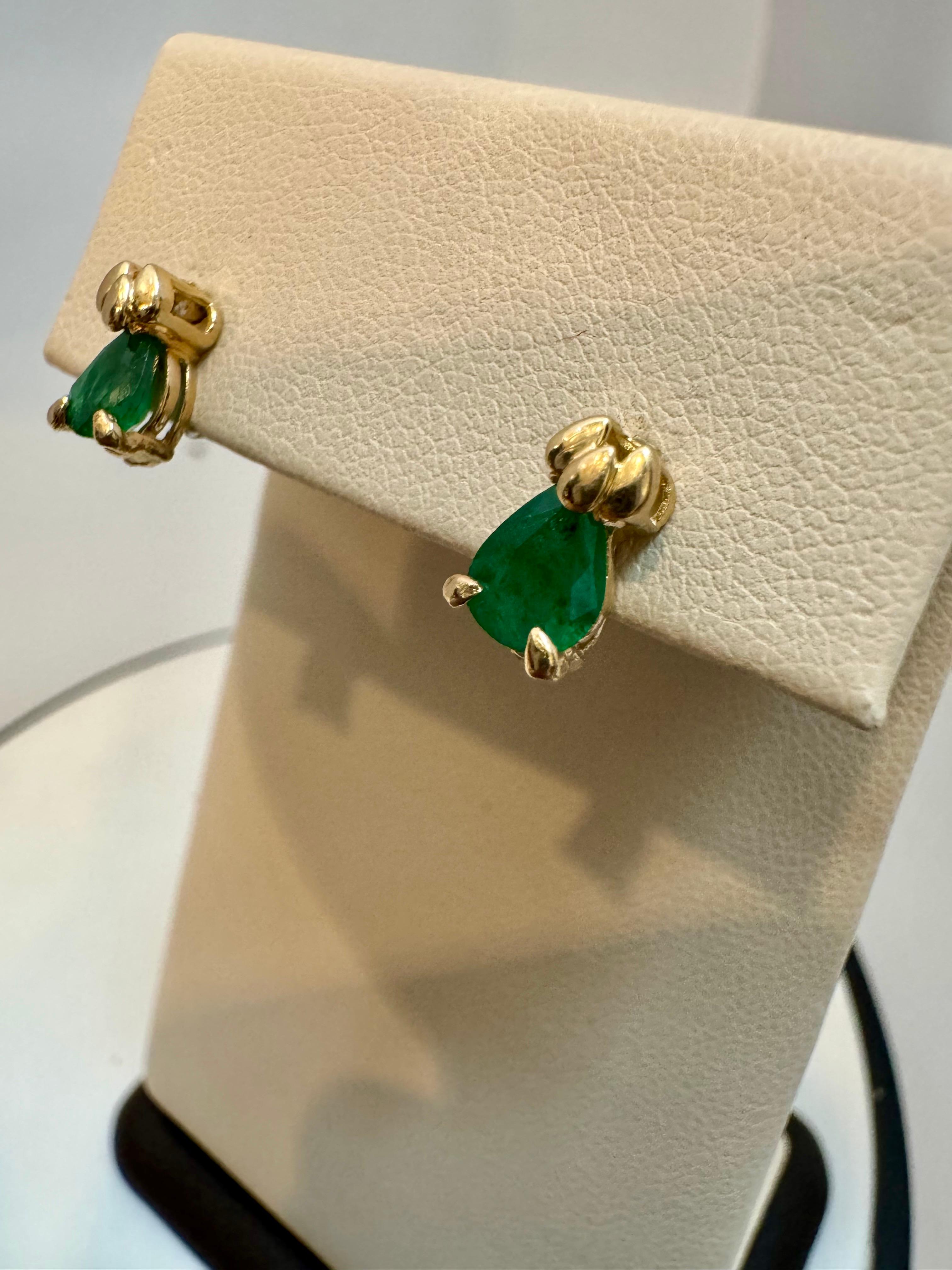 Natural Pear Shape Emerald Post Earrings 14 Karat Yellow Gold In Excellent Condition For Sale In New York, NY