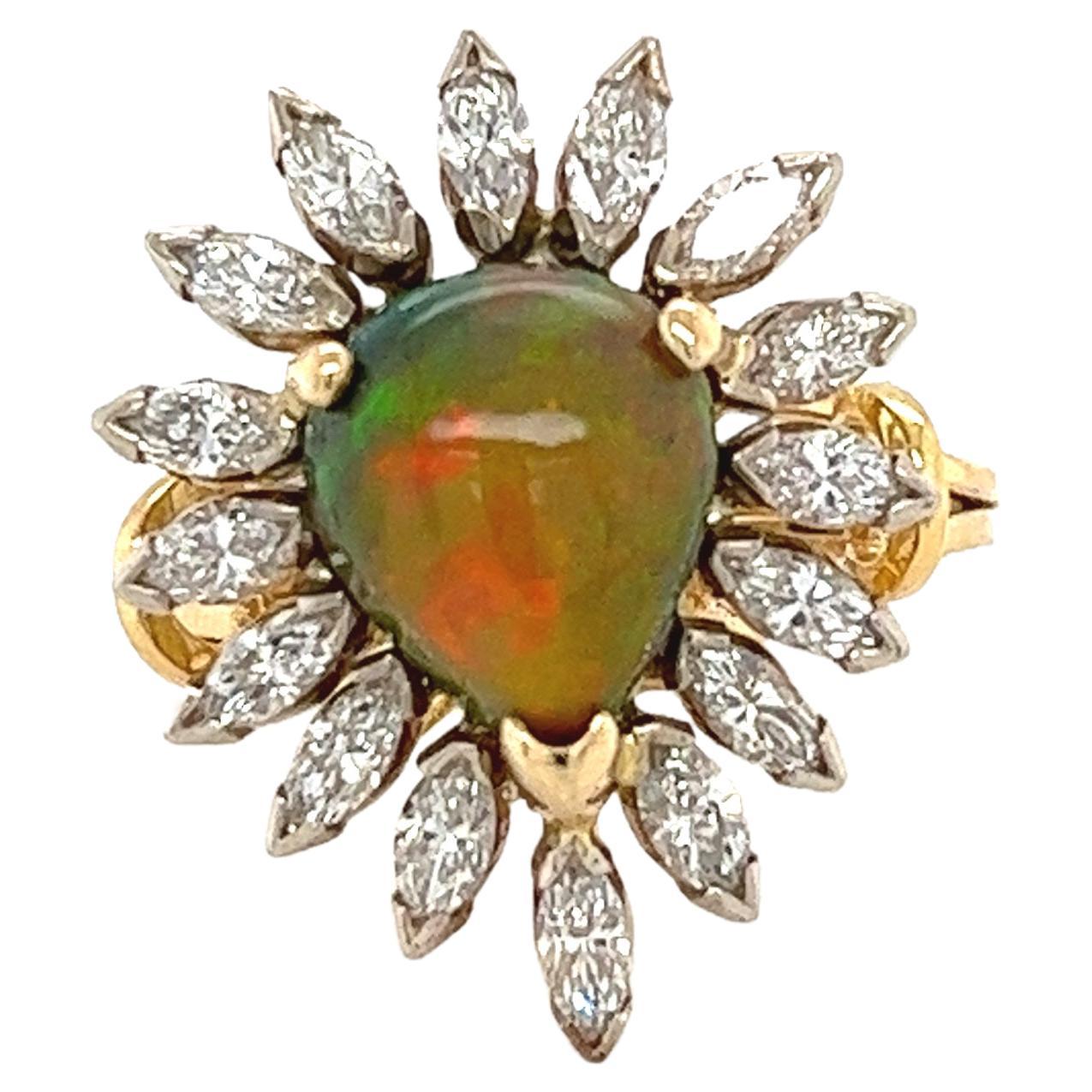 Anillo de oro amarillo de 18 quilates con halo de ópalo natural en forma de pera y diamante talla marquesa en venta