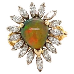 Bague en or jaune 18 carats avec opale naturelle en forme de poire et halo de diamants taille marquise