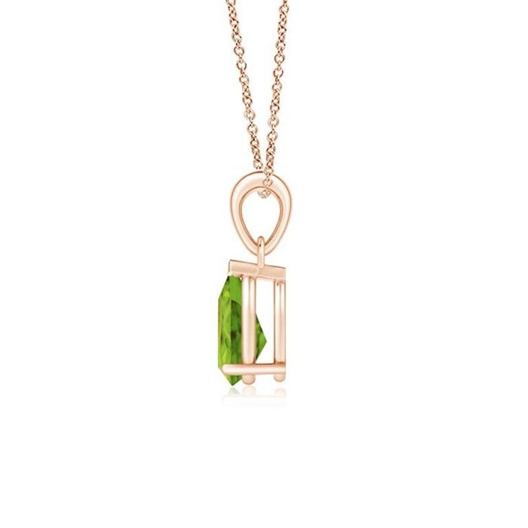Ce pendentif solitaire classique en péridot charme par sa teinte vert terre. Gracieusement suspendue à une balle en métal brillant, la pierre précieuse en forme de poire sertie est d'une beauté fascinante. Ce pendentif en péridot est réalisé en or