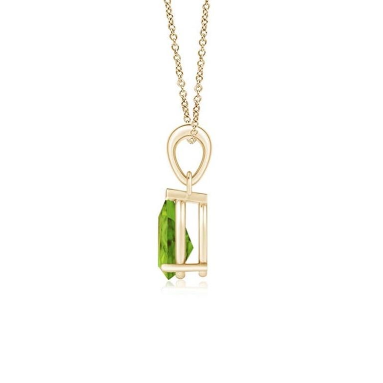 Este clásico colgante solitario de peridoto encanta con su tono verde terroso. Graciosamente suspendida de una brillante bala metálica, la gema en forma de pera engastada luce una belleza fascinante. Este colgante de peridoto está elaborado en oro