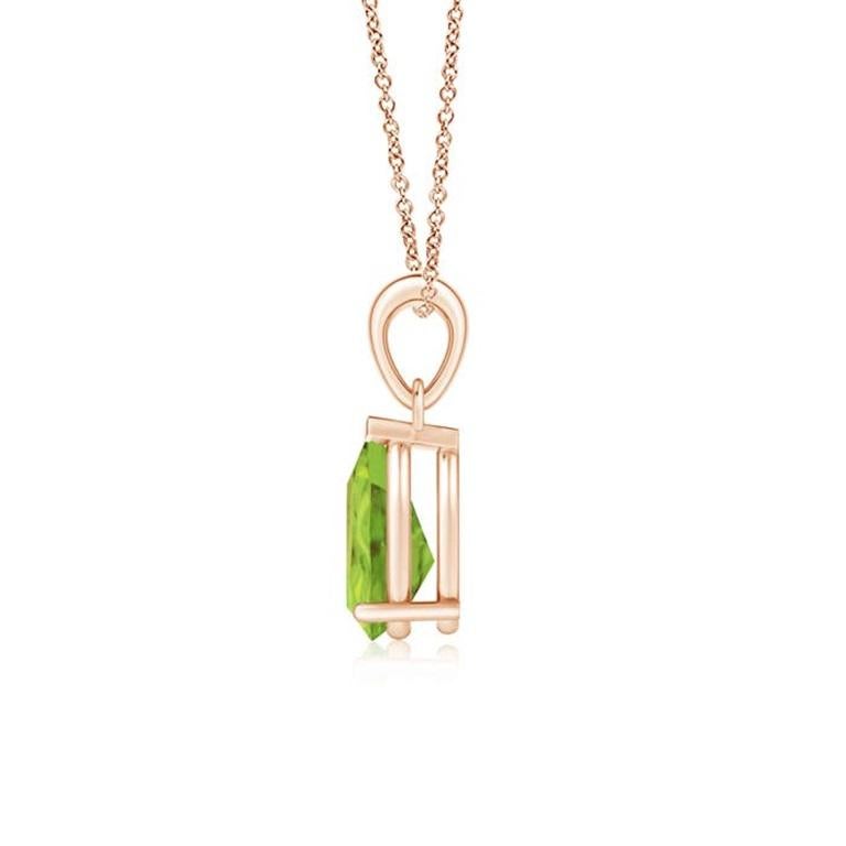 Ce pendentif solitaire classique en péridot charme par sa teinte vert terre. Gracieusement suspendue à une balle en métal brillant, la pierre précieuse en forme de poire sertie est d'une beauté fascinante. Ce pendentif en péridot est réalisé en or