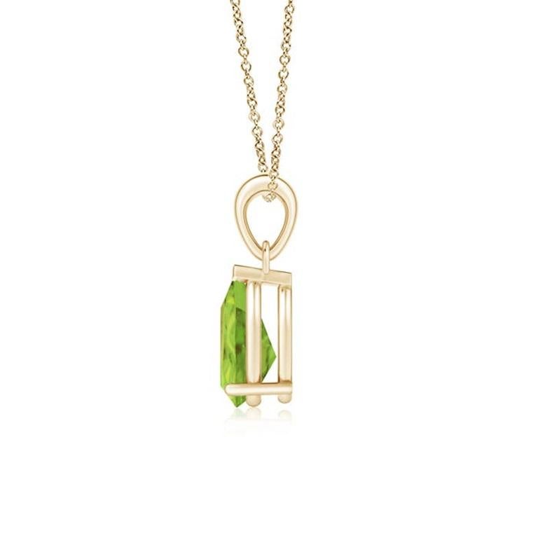 Ce pendentif solitaire classique en péridot charme par sa teinte vert terre. Gracieusement suspendue à une balle en métal brillant, la pierre précieuse en forme de poire sertie est d'une beauté fascinante. Ce pendentif en péridot est réalisé en or