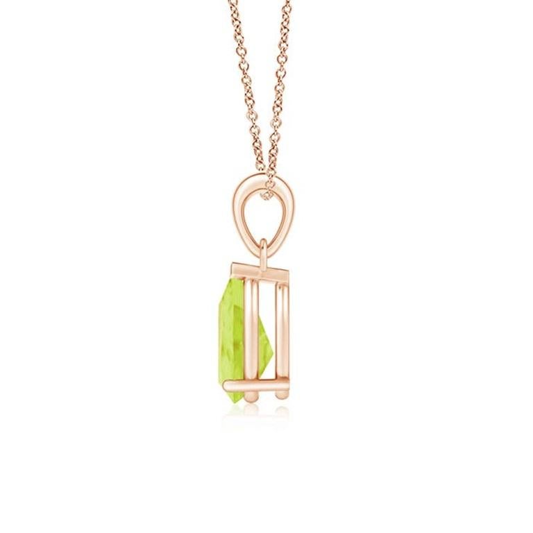 Ce pendentif solitaire classique en péridot charme par sa teinte vert terre. Gracieusement suspendue à une balle en métal brillant, la pierre précieuse en forme de poire sertie est d'une beauté fascinante. Ce pendentif en péridot est réalisé en or