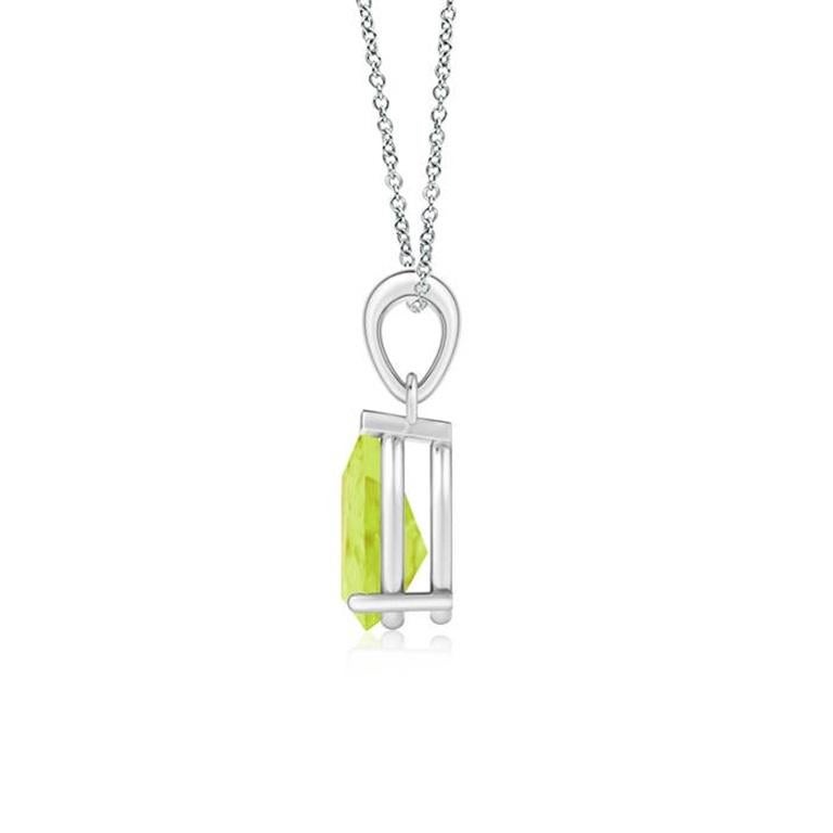 Este clásico colgante solitario de peridoto encanta con su tono verde terroso. Graciosamente suspendida de una brillante bala metálica, la gema en forma de pera engastada luce una belleza fascinante. Este colgante de peridoto está elaborado en oro