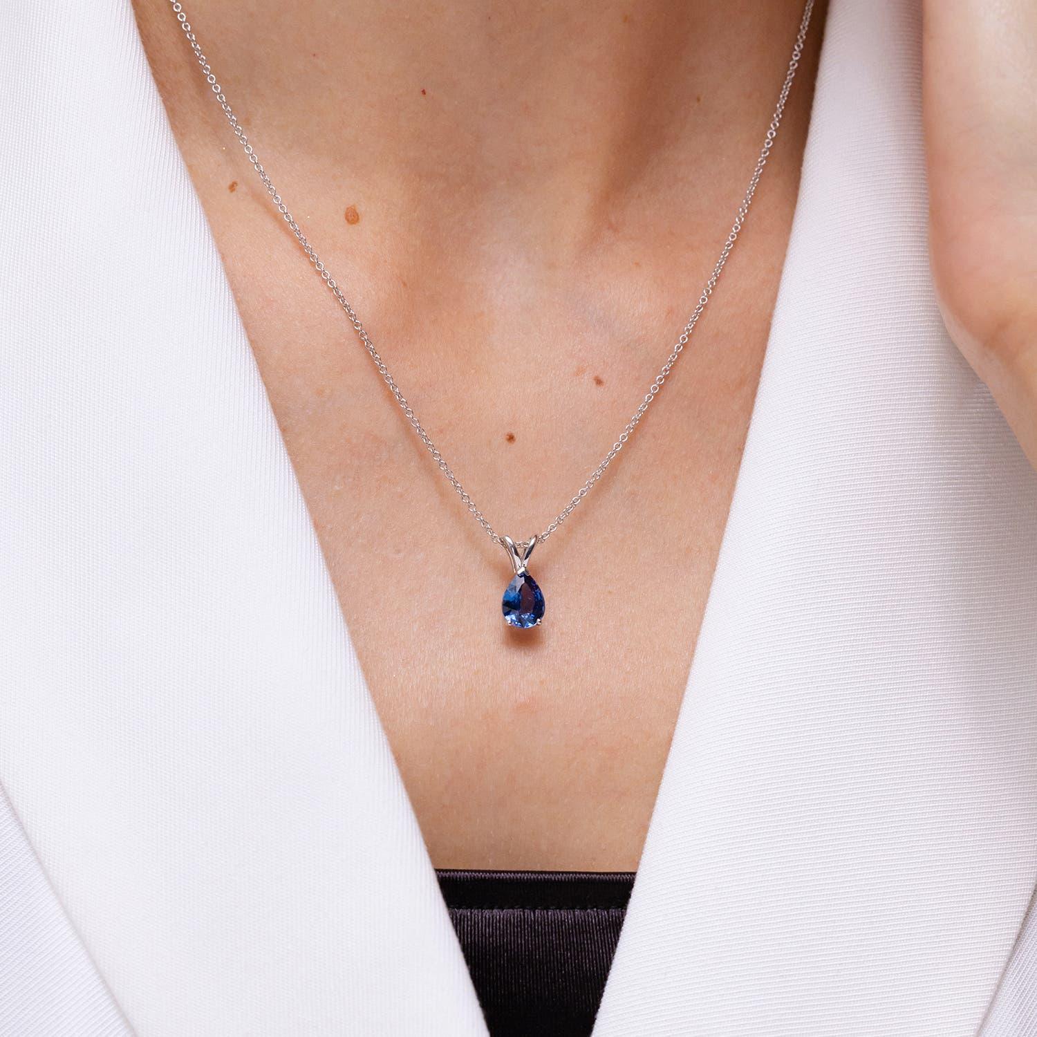 Colgante solitario de zafiro azul natural en forma de pera de 1,75 ct en oro macizo de 14 quilates Moderno en venta
