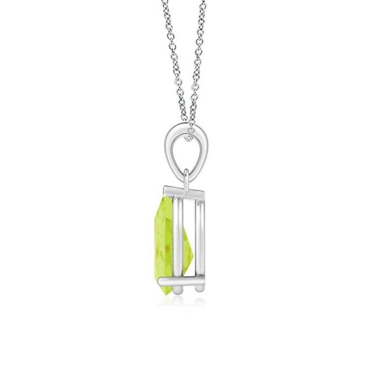 Este clásico colgante solitario de peridoto encanta con su tono verde terroso. Graciosamente suspendida de una brillante bala metálica, la gema en forma de pera engastada luce una belleza fascinante. Este colgante de peridoto está elaborado en oro