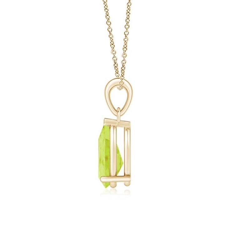 Ce pendentif solitaire classique en péridot charme par sa teinte vert terre. Gracieusement suspendue à une balle en métal brillant, la pierre précieuse en forme de poire sertie est d'une beauté fascinante. Ce pendentif en péridot est réalisé en or