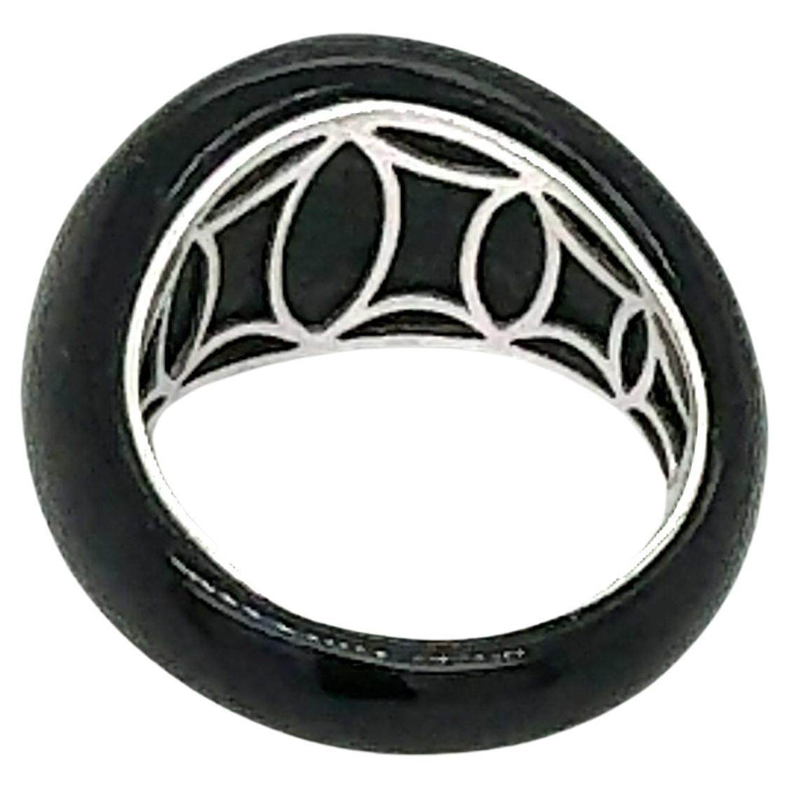 Bellissimo anello realizzato in oro bianco 18 carati. L'anello presenta un diamante naturale estratto in terra a forma di pera. Il diamante pesa circa 0,51 carati e presenta un colore H con una purezza Vs2-Si1. Il diamante mostra una splendida